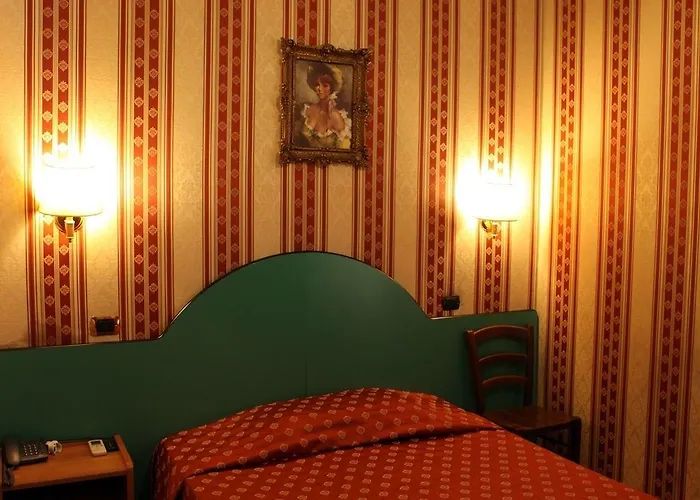 Hollywood Otel 2*