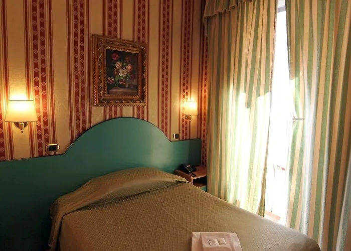 Otel Hollywood 2*