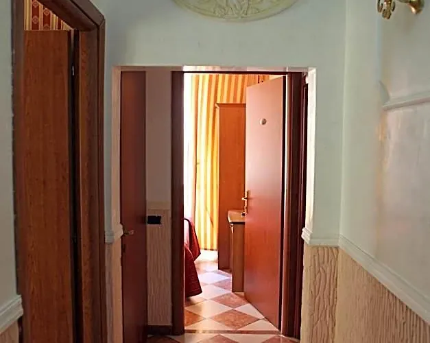Otel Hollywood 2*
