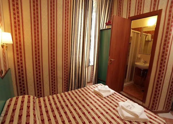Hollywood Otel 2*